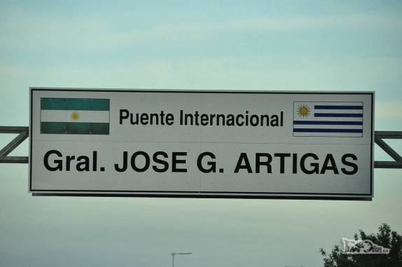 A ponte que cruza o rio Uruguay e une a Argentina ao Uruguai, na cidade de Paysandú